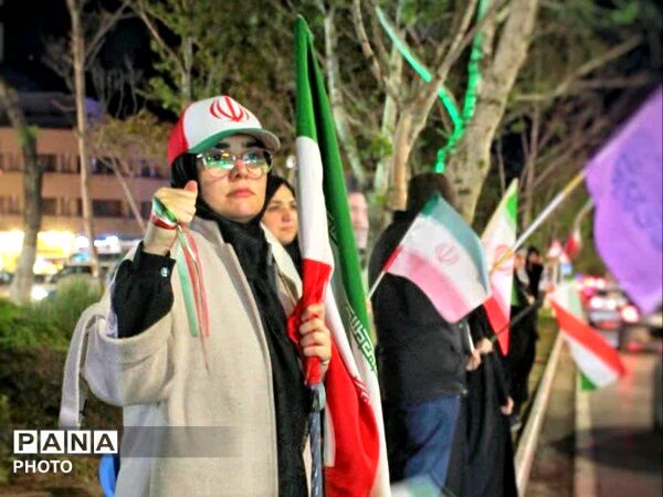 زن و مرد و پیر و جوان این شب ها در اجتماعات خیابانی مشهد مقدس