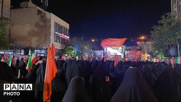 جایگاه پیکر رهبر شهید در تجمعات شبانه برجسته شد