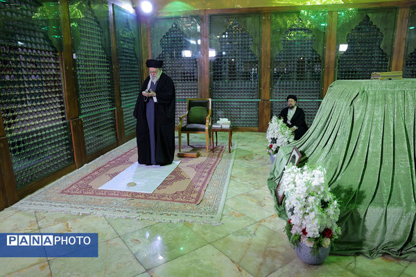 حضور رهبر معظم انقلاب در مرقد بنیانگذار جمهوری اسلامی ایران