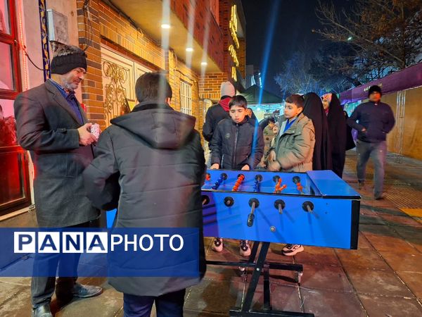 شادی مردم در کوچه وخیابان‌های مشهد در شب نیمه شعبان