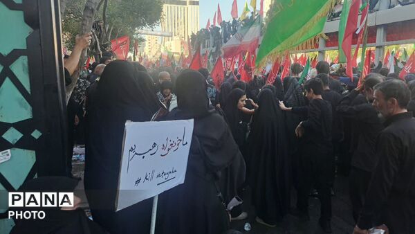 مشهد، در آغوشِ حرم، با رهبر شهید وداع کرد