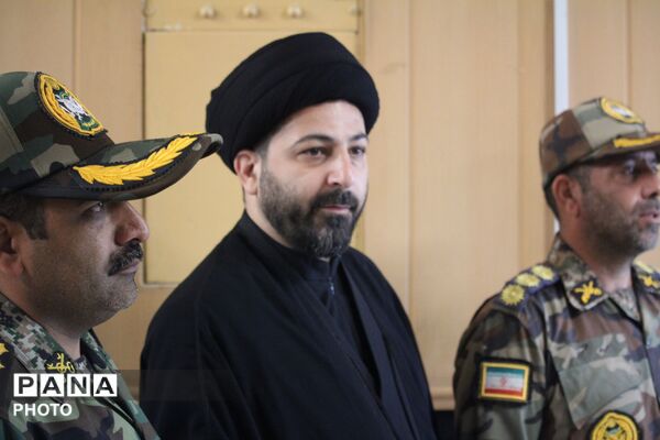حضور خادمان حرم حضرت معصومه(س) همراه پرچم متبرک در پادگان قهرمان