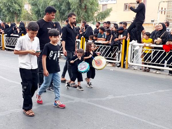 استقبال عزاداران حسینی از کاروان نمادین اسرای کربلا در قم