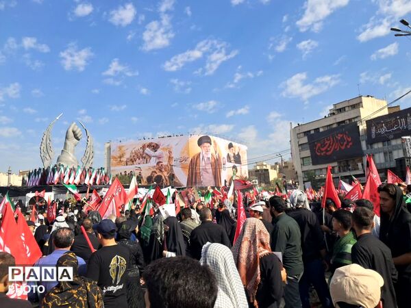  آخرین  وداع  ملت ایران با رهبر شهید در روز تشییع 