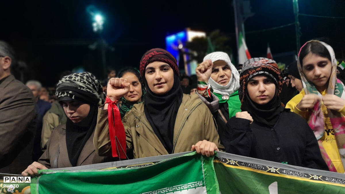 تمام مردم پای کار انقلابند