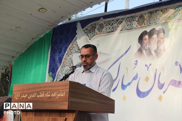 طنین نماز عید قربان در بقعه متبرک امامزاده شاه قطب‌الدین حیدر (ع) رودان