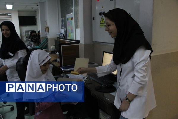 تقدیر دانش‌آموزان دبستان دخترانه صادقیان یزد از مادر پرستار