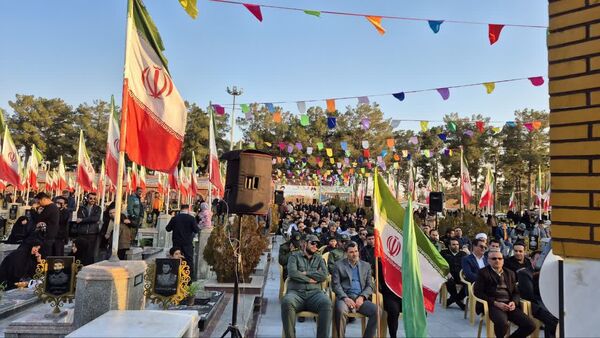 آیین مهمانی لاله‌ها و عطر افشانی گلزار شهدای کاشان