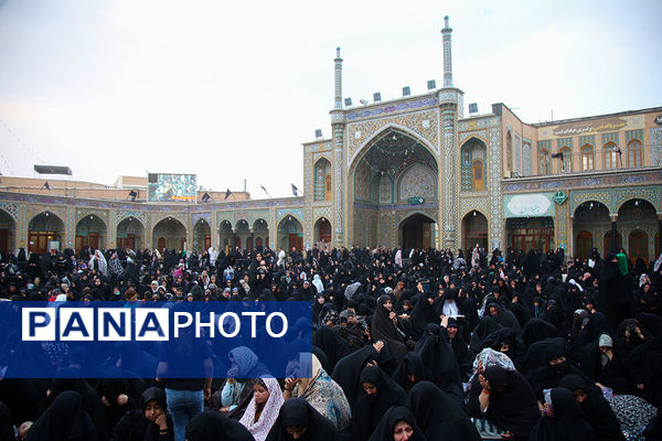 اهتزاز پرچم عزای سیدالشهدا(ع) بر فراز گنبد حرم حضرت معصومه(س)