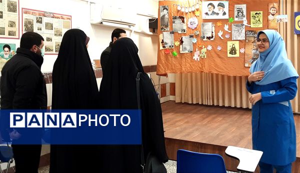 بازدید از غرفه‌های مدرسه انقلاب دبیرستان فرزانگان قائمشهر
