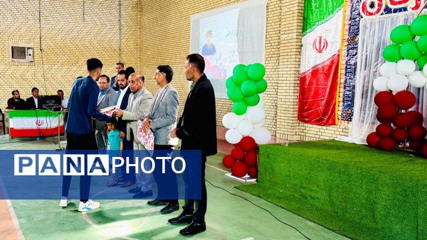 جشن ستارگان سندرک با تجلیل از دانش‌آموزان برتر دبیرستان‌های امیرکبیر و کوثر