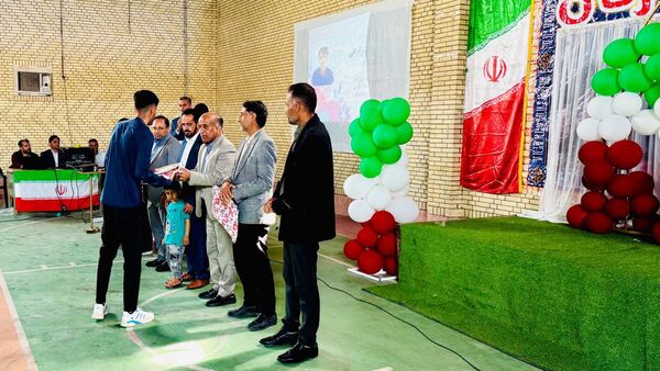 جشن ستارگان سندرک با تجلیل از دانش‌آموزان برتر دبیرستان‌های امیرکبیر و کوثر
