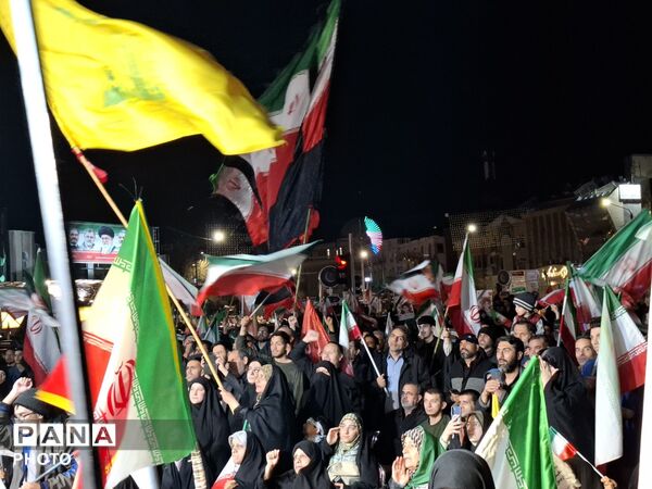 مردم شریف مشهد با شعار " هوا فضای سپاه، بزن به کاخ سیاه"  تاریکی شب‌ را روشن کردند