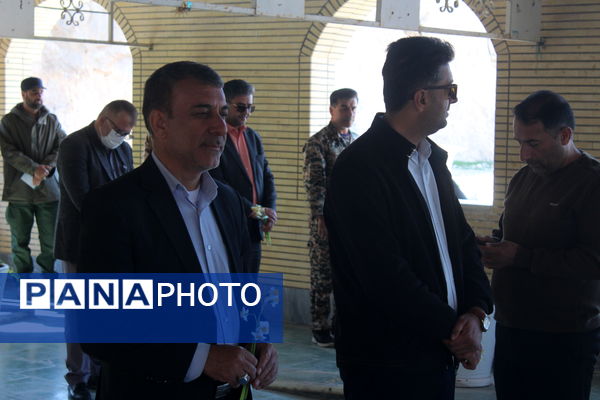 غبارروبی مزار مطهر شهدا به مناسبت آغاز دهه مبارک فجر در فراشبند