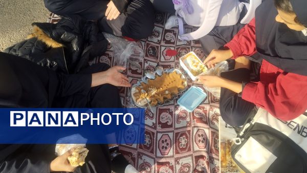 دور همی دخترانه همزمان با هفته بهداشت روان در دبیرستان فرهنگیان 