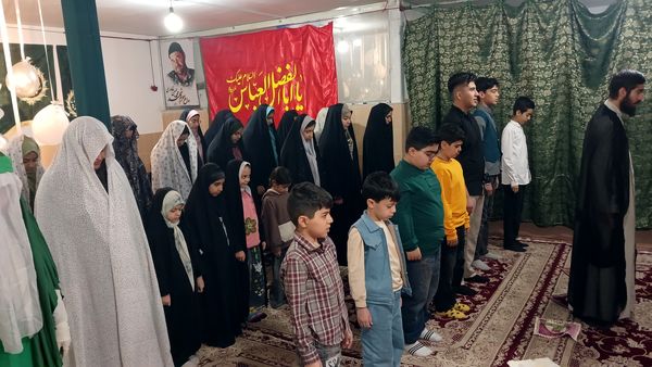 تقدیر دانش‌آموزان فعال فرهنگی‌هنری از مادرانشان با همکاری مربی در محمدشهر کرج