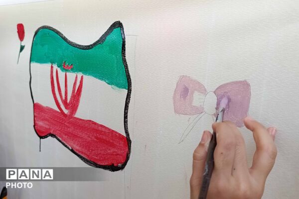 نقاشی دانش‌آموزان دختر در هفته کودک