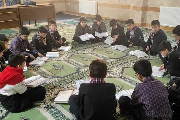 اجرای طرح «لاله‌های روشن» در دبستان شهید نوروزعلی حسینی