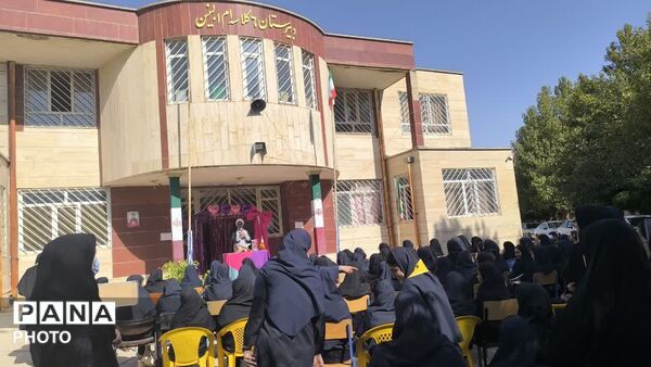 زنگ مهر در دبیرستان دخترانه ام‌البنین منطقه بیرانشهر