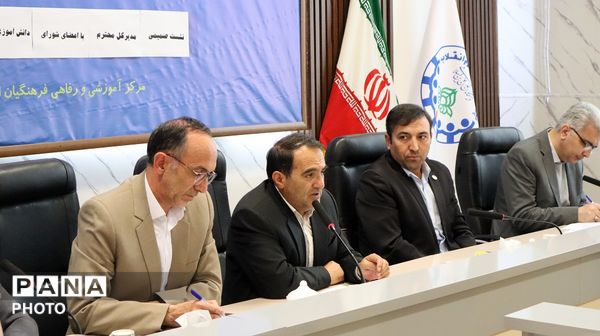 نشست صمیمی اعضای تشکل های دانش آموزی با مدیرکل آموزش وپرورش استان اردبیل