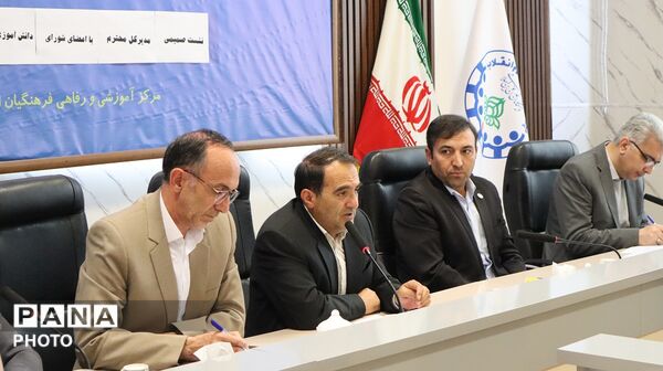 نشست صمیمی اعضای تشکل های دانش آموزی با مدیرکل آموزش وپرورش استان اردبیل