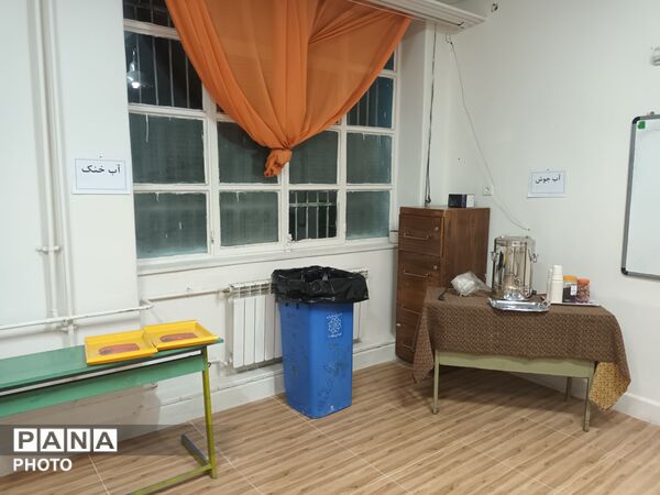 دبستان معراج منطقه ۱۰ تهران میزبان زائران مراسم تشییع رهبر شهید 