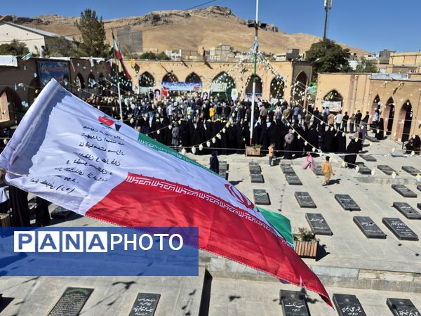 مراسم عطر افشانی گلزار شهدای بیجار در هفته دفاع مقدس