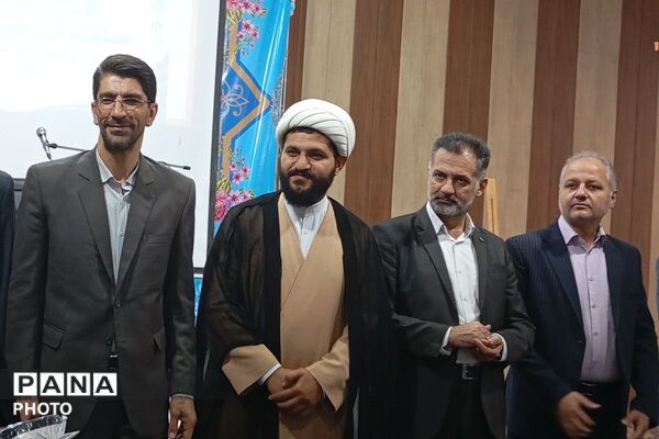 تقدیر از منتخبین مسابقات قرآن، عترت و نماز شهرستان شهریار 