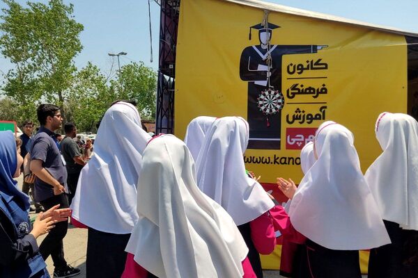 بازید دانش‌آموزان دبستان سعادت از نمایشگاه کتاب