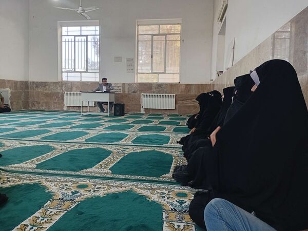 جلسه هم اندیشی انجمن اولیا در دبیرستان شهید غلام‌زاده خلیل آباد