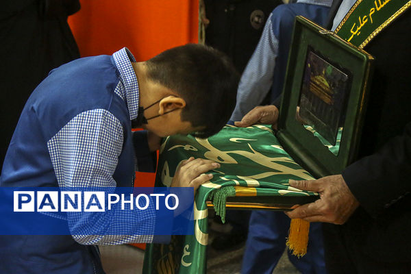 ادای احترام کودکان استثنایی قم به پرچم حرم نورانی حضرت معصومه(س)