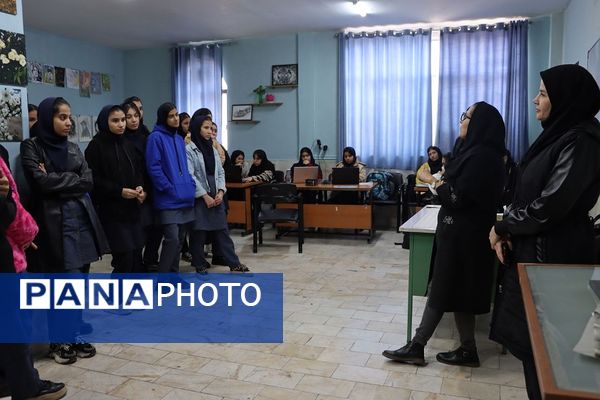 افتتاح نمایشگاه مدرسه انقلاب در هنرستان فنی حرفه‌ای‌کارآفرین شهرستان پیشوا