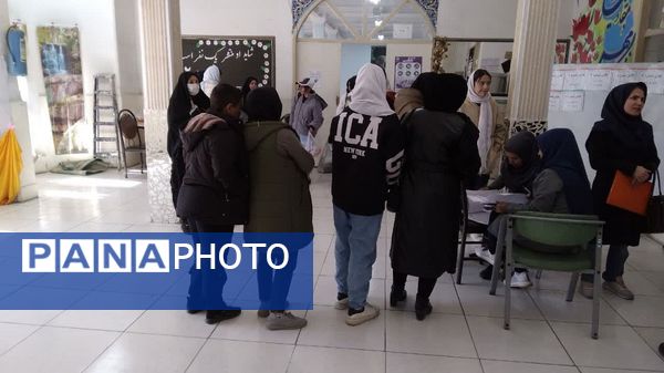 اهدای بسته‌های یلدایی به خانواده‌های کم برخوردار در شب یلدا