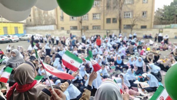 سالروز پیروزی انقلاب اسلامی در دبستان حافظ یک