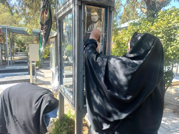 غبارروبی مزارشهدا توسط دانش‌آموزان منطقه ۱۳