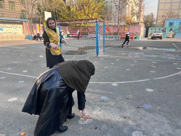 پاکسازی حیاط مدرسه و جمع‌آوری زباله‌ها توسط مدیر و معاونان و مربی و دانش‌آموزان