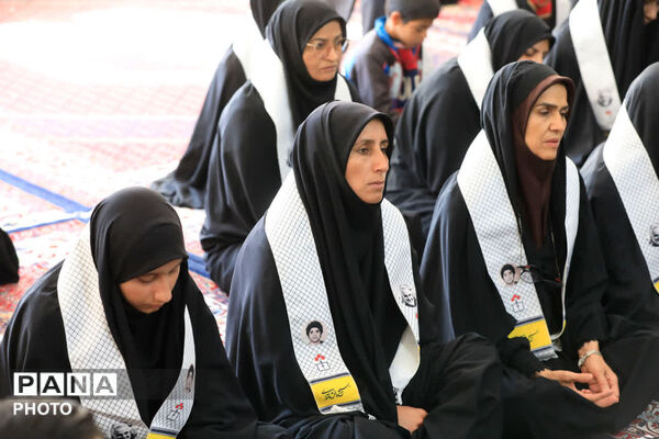 دیدار دانش آموزان بسیجی شهرستان بیرجند با نماینده ولی فقیه در استان