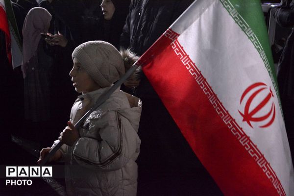 تجمع مردم انقلابی اسلامشهر زیر بارانِ اشک و غیرت 