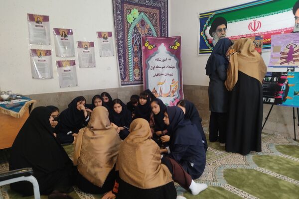 برپایی نمایشگاه «دختران نجابت» در دبیرستان شهیدان مشتاقیان ناحیه ۳ شیراز
