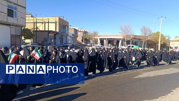 حضور پرشور دانش‌آموزان رباط‌سنگ در راهپیمایی 13 آبان ؛ حماسه‌ای از شور و همبستگی 