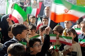 دانش‌آموزان‌ قرچکی یک‌صدا مرگ بر آمریکا و اسرائیل سر دادند