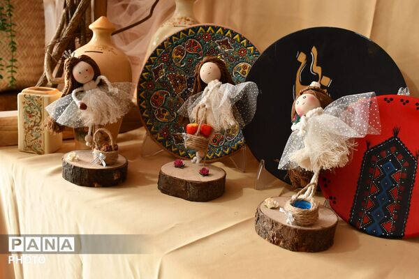 نمایشگاه آثار هنری در هنرستان کاردانش حافظ