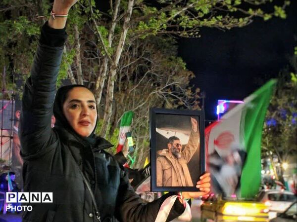 زن و مرد و پیر و جوان این شب ها در اجتماعات خیابانی مشهد مقدس