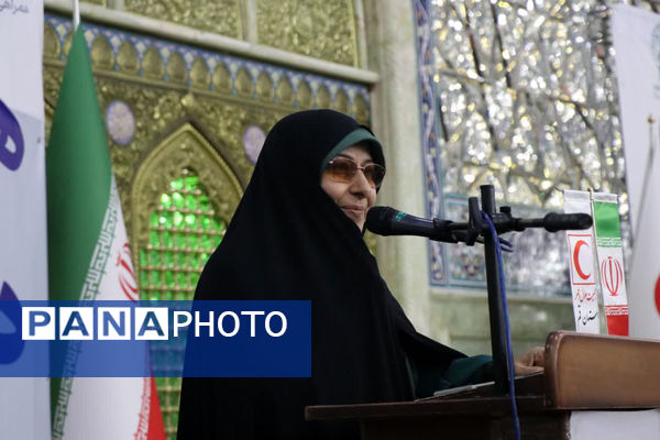 همایش تجلیل از دختران عضو هلال احمر در قم