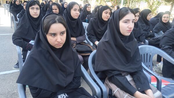 نواختن زنگ استانی مهر، ایثار و مقاومت در مدرسه نمونه دولتی ۹ دی به مناسبت آغاز سال تحصیلی و هفته دفاع مقدس