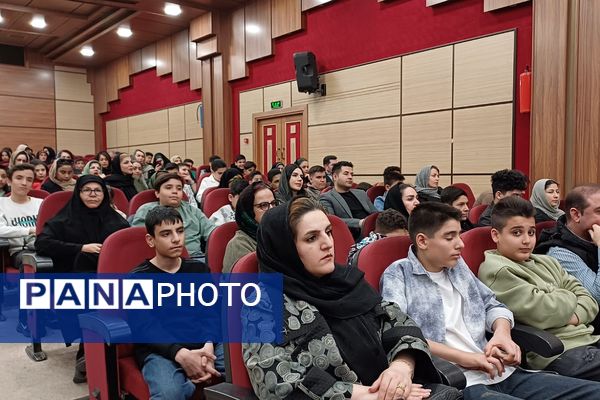 تقدیر از دانش‌آموزان دبیرستان هیات امنایی البرز در اردوگاه استانی شهید محمد منتظری شهریار 