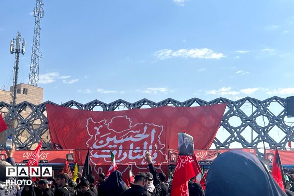 حماسه حضور مردم ایران در مراسم تشییع رهبر شهید