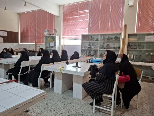 بازدید از پژوهش سرا و آزمایشگاه مرکزی رازی ناحیه ۲ در هفته مشاغل 