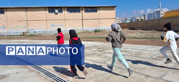 رقابت‌های دو و میدانی دختران متوسطه اول در سالن عالیپور کوهدشت 