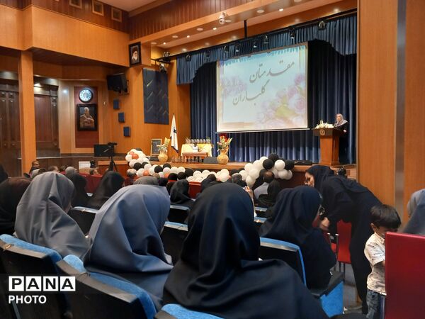 جشن فارغ تحصیلی وتقدیر ازدانش آموزان پایه نهم دبیرستان آرمینه مصلی نژاد ناحیه ۶